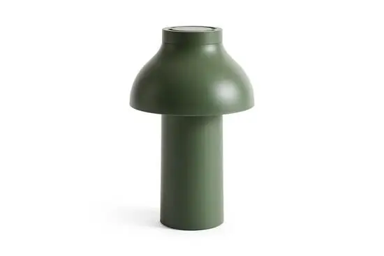 Olivenfarvet PC Portable Lamp No 2 med rund skærm og cylindrisk base på ensfarvet baggrund.