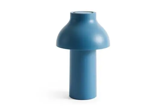 Hay - PC Portable Lamp No 2, Azur blå, med cylindrisk base og kuppelformet top.