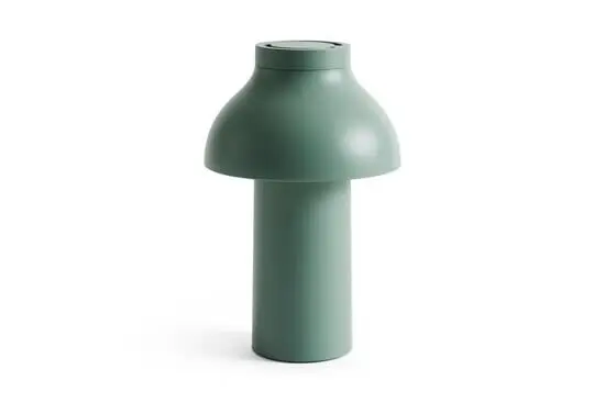 Bærbar lampe i efterårsgrøn med cylindrisk base og kuppelformet skærm i minimalistisk design.
