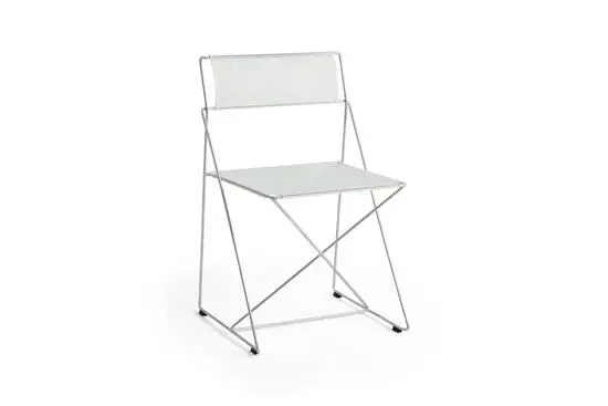 Minimalistisk stol med metaltrådsramme, X-linje støtte, lys sæde og ryglæn, sorte fødder.