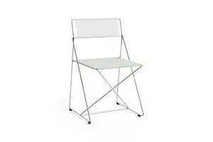 Stol med minimalistisk design, krom X-formet metalbase, glat sæde og ryglæn, ben med gulvbeskyttelse.
