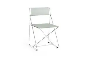 Stol med krombase og lys sæde. Minimalistisk og moderne design.