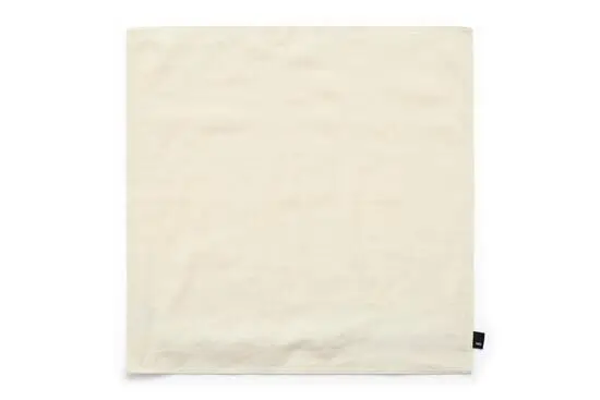 Firkantet pudevår, cremefarvet, 60x60 cm, minimalistisk design, sort mærkat i hjørnet.