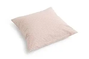Pudevar i blød pink med subtile striber, kvadratisk form. Størrelse: 63 x 60 cm.