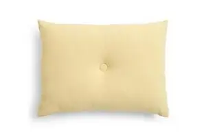 Blød gul pude med synlig knap i midten, rektangulær form og afrundede kanter.