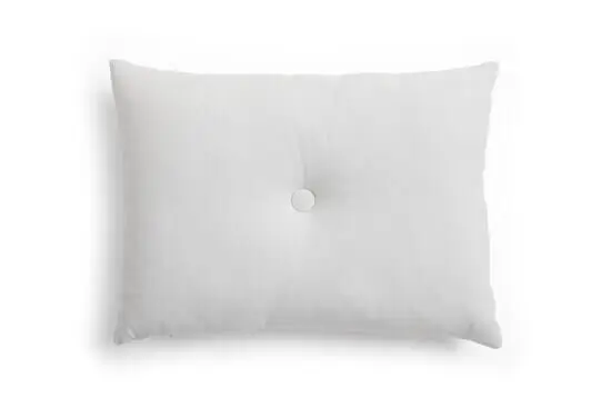 Lys grå pude i rektangulær form med en knap i midten, glat stof og moderne design.