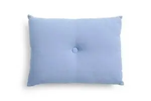 Blå, rektangulær pude med central knap. Enkel, moderne stil, ser blød og indbydende ud.