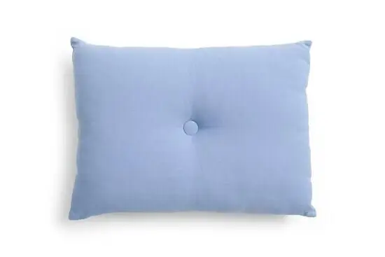 Blå, rektangulær pude med central knap. Enkel, moderne stil, ser blød og indbydende ud.