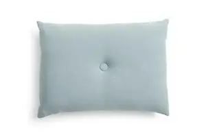 Rektangulær pude i lys blå med en knap i midten.