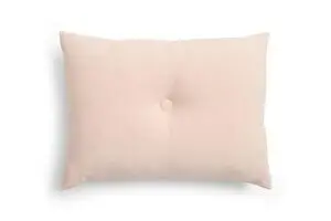 Rektangulær pude i lys pink, blød tekstur, med central knapdetalje. Farven minder om jordbærmilkshake.