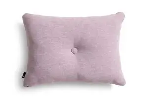 Rektangulær, pink pude med tekstureret overflade og en central knapdetalje.
