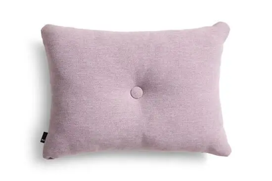 Rektangulær, pink pude med tekstureret overflade og en central knapdetalje.