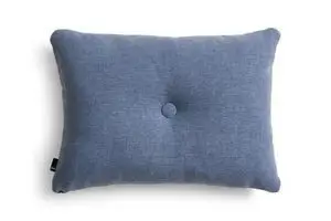 Rektangulær violet pude med tekstur, central knap, afrundede hjørner og mærke på siden.