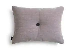 Rektangulær lavendelpude med en tydelig central knap på forsiden.
