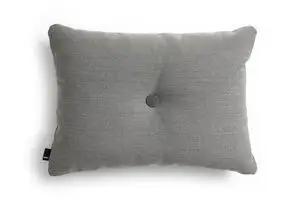 Rektangulær lys grå pude med tekstur og central knap, afrundede hjørner, elegant og enkel stil.