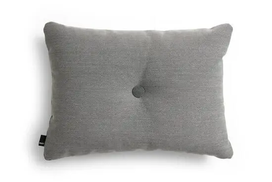 Rektangulær lys grå pude med tekstur og central knap, afrundede hjørner, elegant og enkel stil.
