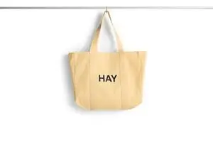 Medium shopper taske i blød gul med sort "HAY" tekst.