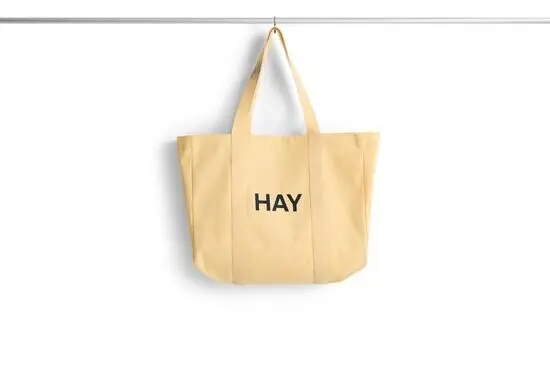 Medium shopper taske i blød gul med sort "HAY" tekst.