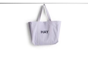 Medium lavendel shopper taske fra HAY med to håndtag og mørkt tryk på siden.