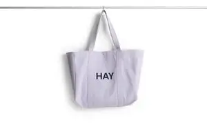 Medium lavendel shopper taske fra HAY med to håndtag og mørkt tryk på siden.