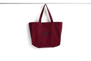 Medium burgunder shopper taske med synlige sømme og "HAY" trykt på forsiden.