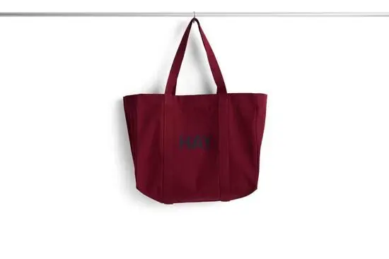 Medium burgunder shopper taske med synlige sømme og "HAY" trykt på forsiden.