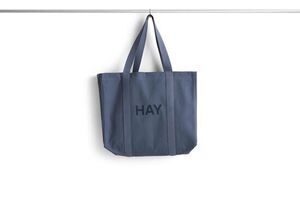 Medium shopper taske i stålblå med "HAY" logo. Minimalistisk design, to håndtag.