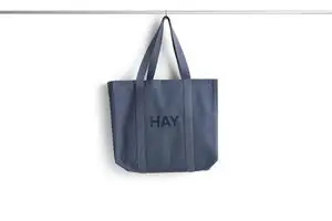 Medium shopper taske i stålblå med "HAY" logo. Minimalistisk design, to håndtag.