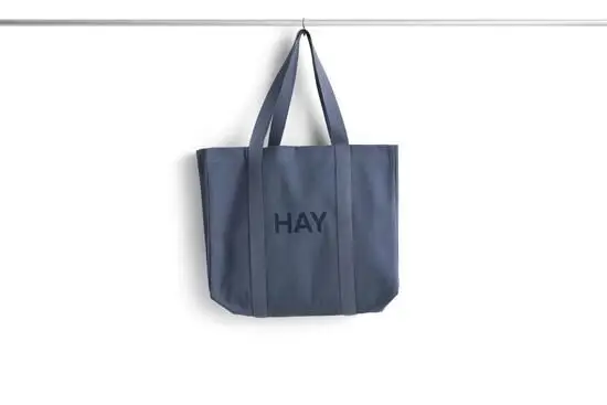 Medium shopper taske i stålblå med "HAY" logo. Minimalistisk design, to håndtag.