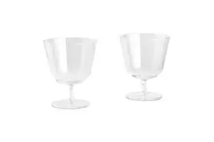 To små, gennemsigtige glas med buet design, moderne og stilren æstetik.
