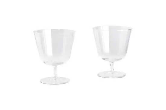 To små, gennemsigtige glas med buet design, moderne og stilren æstetik.