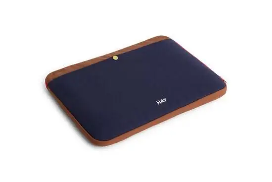 Laptop-cover i midnatblå med brun kant og "HAY" logo. Minimalistisk design.