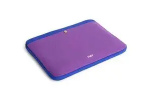 Laptopcover i lys lilla med blå kanter, designet til 13"-14" bærbare, med "HAY" logo.