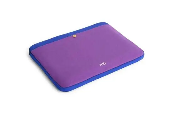 Laptopcover i lys lilla med blå kanter, designet til 13"-14" bærbare, med "HAY" logo.