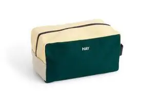 Mørkegrøn vaskepose fra Hay med lys gul top og lynlås. "HAY" står på forsiden.