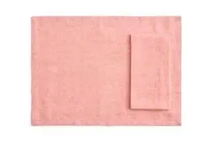 Sæt af 4 rektangulære duge og servietter i blød koral, minimalistisk design.