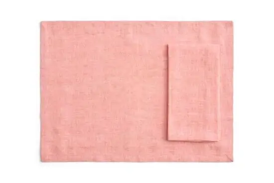 Sæt af 4 rektangulære duge og servietter i blød koral, minimalistisk design.