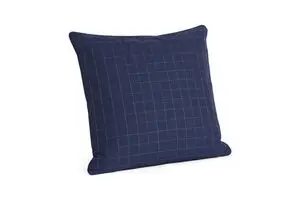 Mørkeblå pude med ternet mønster, firkantet design, måler 60 x 60 cm.