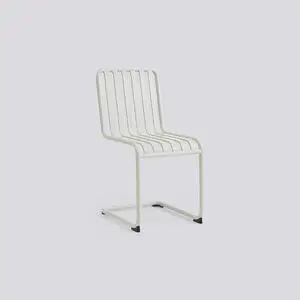 Hay Palissade Cantilever Chair i lys grå, lodrette lameller, moderne design og sled base.