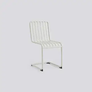 Hay Palissade Cantilever Chair i Sky grey med parallelle lameller og moderne design.