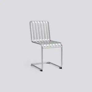 Hay Palissade Cantilever Chair med parallelle stænger og kurvet ramme i minimalistisk design.