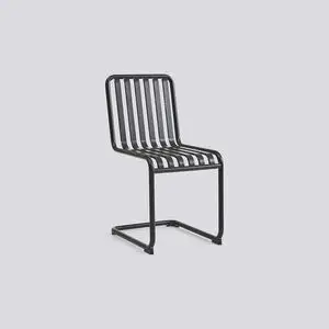 Moderne cantilever-stol i mørk anthracite med parallelle lameller på sæde og ryg.