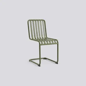 Olivengrøn stol med svævende design, parallelle striber og buet rørstruktur.