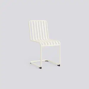 Moderne, minimalistisk Hay Cantilever stol i cremehvid med slatted ryg og sæde.