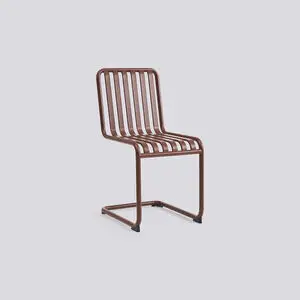 Hay Palissade Cantilever Chair i jernrød med slankt, moderne design og slatted sæde.