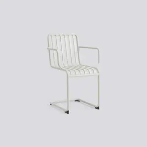 Hay Palissade Cantilever Armchair i lys grå med svævende sæde, slats og armstøtter.