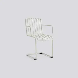 Hay Palissade Cantilever Armchair i sky grey med armstøtter og vandrette slats.