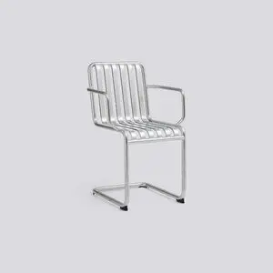 Hay Palissade Cantilever Armchair med ribbet sæde, ryg og armstøtter i et svævende design.