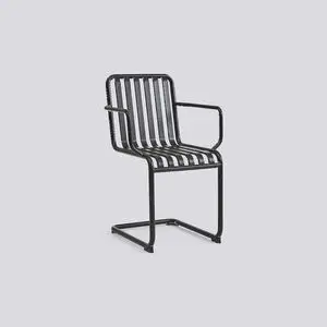 Hay - Palissade Cantilever Armchair i antracit med slatted sæde, ryglæn og armstøtter.