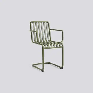 Olivengrøn Palissade Cantilever Armchair med slatted sæde, ryg og armstøtter.